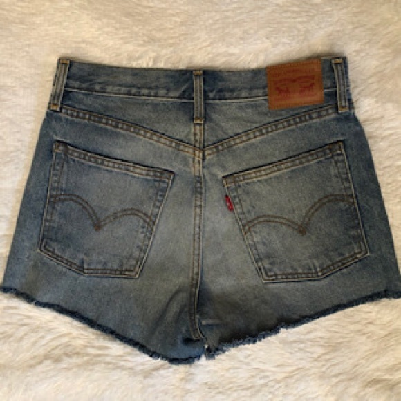 “NEW” Levi’s Hi-Rise Denim Cut-off Short - Picture 3 of 5